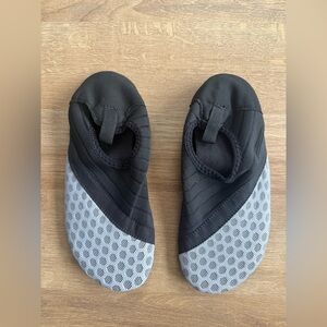 JIASUQI Outdoor/Beach/Pool shoes, size 2.5-3 Little Kid NEVER WORN